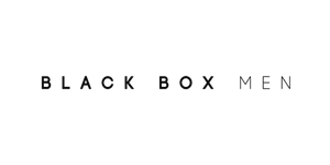 Vor schwarzem Hintergrund steht in Großbuchstaben der Schriftzug „BLACK BOX MEN“ in dünner schwarzer Schrift zentriert.